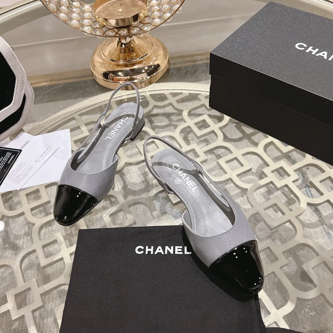 👟👟Ex-factory price 540👟👟 CHANEL Xiangjia 24vs spring and summer new fashion sandals series... Chanel is a very comprehensive noble fashion lifestyle brand. The same models are sold by major fashion bloggers and celebrities in Hong Kong, the United States, and other countries. They are simply beautiful. I fall in love with elegance and the playful sense of the future. I want to own them right away just by looking at them. But you can really think about a pair of exquisite high heels. This series is specially designed for extraordinary and indifferent ladies to create a unique overall effect. CHANEL designs products that inspire women to move forward and highlight their charm... 1️⃣Material: Original customized patent leather + imported sheepskin 2️⃣Inner lining: Original customized imported sheepskin 3️⃣Feet: Original customized imported sheepskin 4️⃣Outsole: Genuine leather sole imported from Italy 5️⃣Heel height: 2.5cm/6.5cm/9cm 6️⃣Number: 34-43 (34.40.41.42.43 customization is not returnable) 7️⃣Packaging: The latest and exquisite full set of packaging at the counter